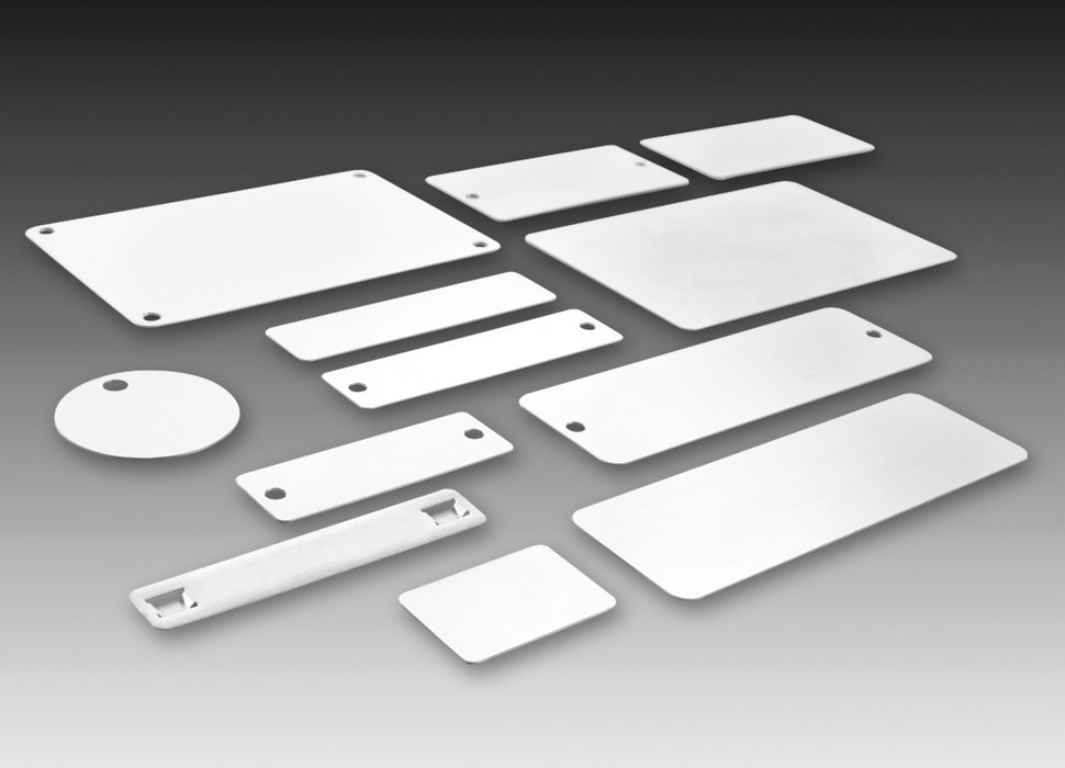 Nowe oznaczniki MetalliCard firmy Weidmüller wykonane z aluminium lub stali nierdzewnej przeznaczone do identyfikacji kabli i osprzętu elektrycznego